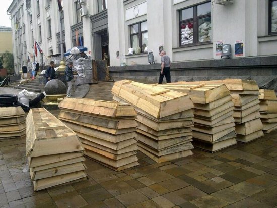 В Луганске перед зданием ОГА готовят гробы для террористов ЛНР