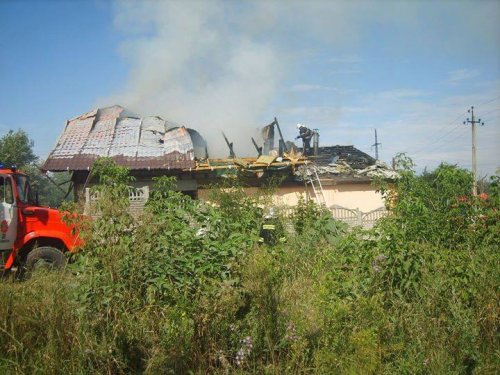 В Луганске под обстрел попал частный сектор на улице Барбюса. Начался пожар. Есть раненые (ФОТО, ВИДЕО)