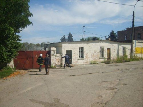 В Луганске под обстрел попал частный сектор на улице Барбюса. Начался пожар. Есть раненые (ФОТО, ВИДЕО)