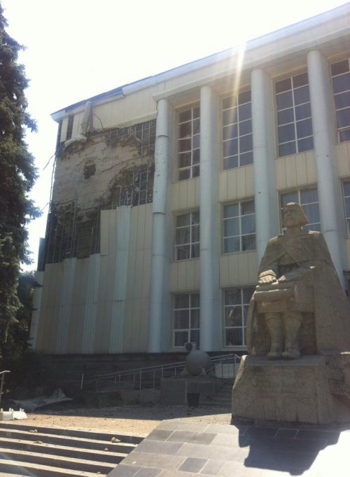 От попадания снаряда пострадала Луганская областная библиотека им. Горького (фото)