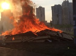 Активисты в Киеве сожгли забор "незаконной" застройки на Позняках