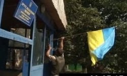 Над зданием райотдела милиции в Луганске вывешен украинский флаг