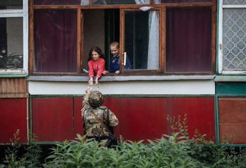 Дети из Попасной и солдат. В соцсетях распространяют доброе фото о войне