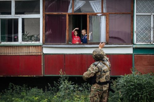 Дети из Попасной и солдат. В соцсетях распространяют доброе фото о войне