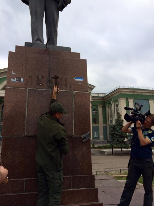 День национального флага на Луганщине: в Северодонецке Ляшко сносит Ленина (ФОТО)