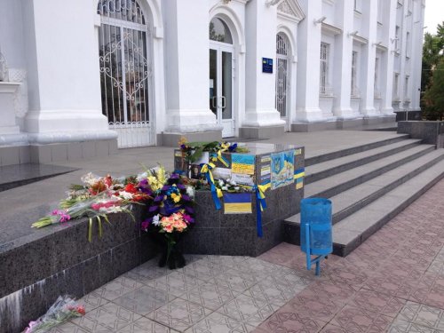 День национального флага на Луганщине: в Северодонецке Ляшко сносит Ленина (ФОТО)