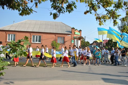 День национального флага на Луганщине: в Старобельске устроили праздничное шествие (ФОТО)