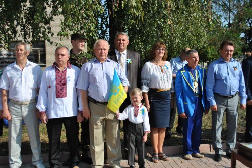 День национального флага на Луганщине: в Старобельске устроили праздничное шествие (ФОТО)