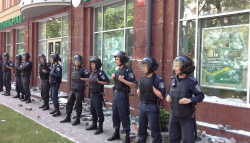 В Киеве люди в масках забросали камнями отделение банка «Русский стандарт»