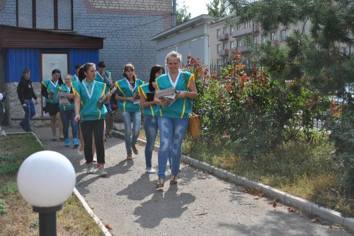 В Старобельске студенты-волонтеры ЛНУ собирали у местных жителей помощь для беженцев (ФОТО)