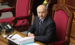 Турчинов перед телекамерами подписал закон «Об очистке власти»