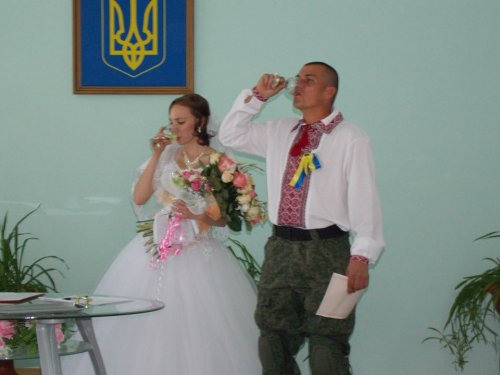 В Счастье под обстрелом состоялась свадьба бойца батальона «Айдар» и местной жительницы (ФОТО)