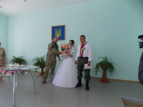 В Счастье под обстрелом состоялась свадьба бойца батальона «Айдар» и местной жительницы (ФОТО)