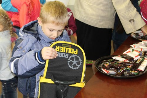 В Краснодоне градообразующее предприятие подарило детям-переселенцам школьные ранцы и принадлежности