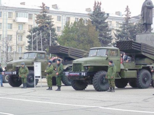 Луганской «народной милиции» вручили «боевое знамя» и освятили гаубицы и «Грады» (фото)