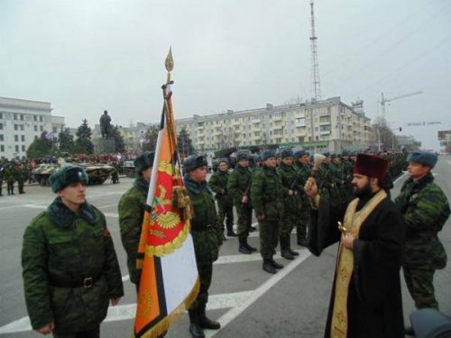 Луганской «народной милиции» вручили «боевое знамя» и освятили гаубицы и «Грады» (фото)