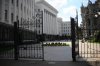 У здания Администрации Президента пытались спилить забор
