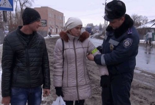 Луганские ГАИшники раздали пешеходам спецбраслеты (фото)