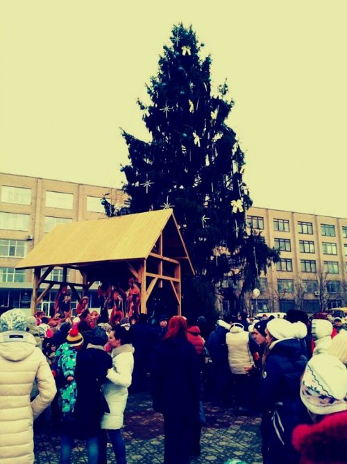 В Северодонецке в День Святого Николая открыли главную новогоднюю елку Луганской области (фото)