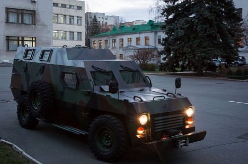 Порошенко и Мочанов протестировали новый украинский бронеавтомобиль «Барс»