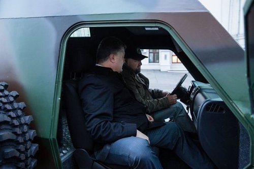 Порошенко и Мочанов протестировали новый украинский бронеавтомобиль «Барс»
