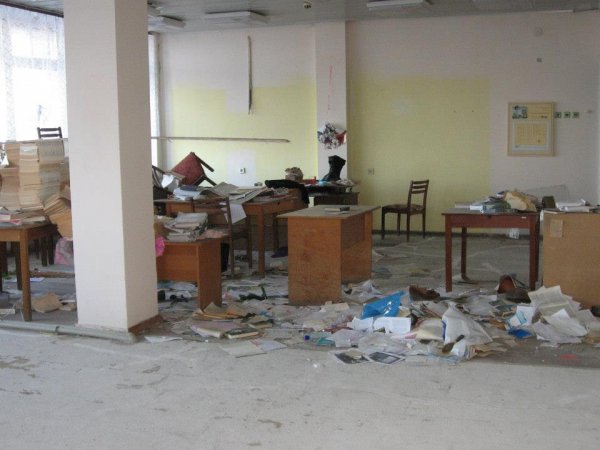 В Луганске русские террористы разгромили и разграбили библиотеку ВНУ имени Даля (фото)