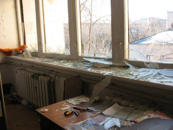 В Луганске русские террористы разгромили и разграбили библиотеку ВНУ имени Даля (фото)