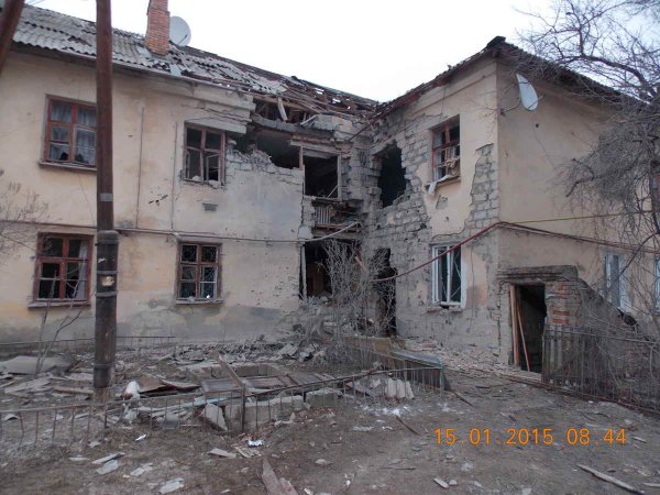 Террористы ЛНР и российские войска обстреливают жилые дома в Счастье (фото)