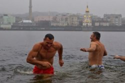 Братья Кличко с казаками на Крещение окунулись в Днепре