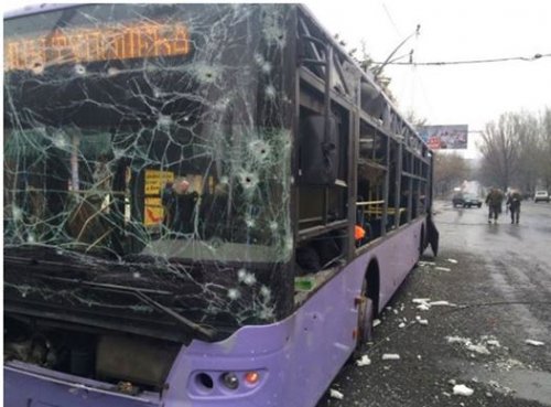 В Донецке террористы обстреляли троллейбусную остановку. Много жертв (фото 18+)