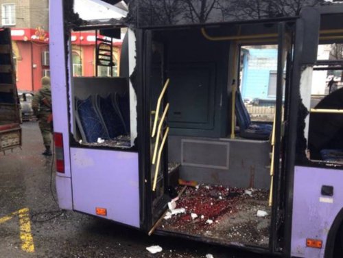 В Донецке террористы обстреляли троллейбусную остановку. Много жертв (фото 18+)