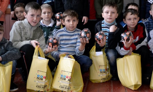 Дети Краснодона получили подарки от Гуманитарного штаба Рината Ахметова