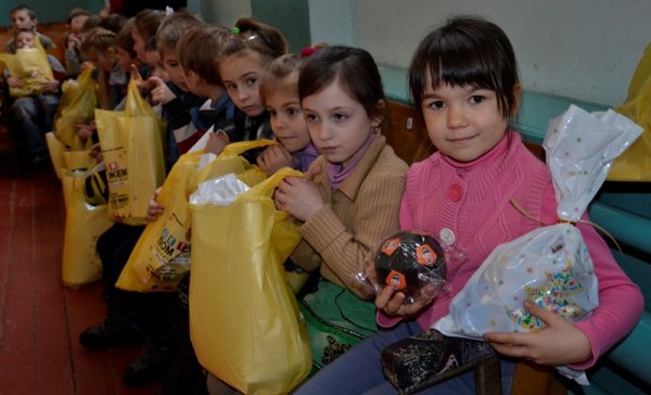 Дети Краснодона получили подарки от Гуманитарного штаба Рината Ахметова