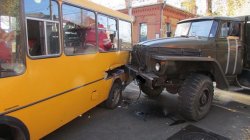 На Сумщине столкнулись грузовик и школьный автобус (фото)