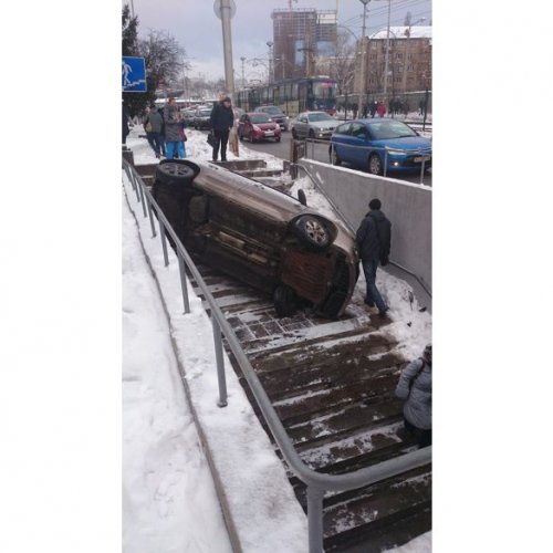 В Киеве автомобиль влетел в подземный переход (ФОТО)