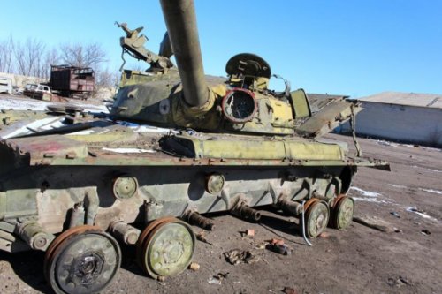 Подбитые танки боевиков переплавят в качели или канализационные трубы
