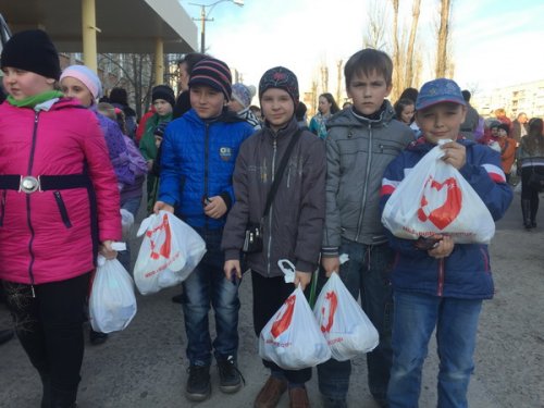 Волонтеры отвезли гуманитарную помощь для детей из Счастья (фото)