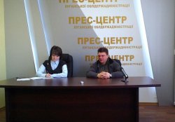 Министр спорта привез куличи и крашенки для бойцов сил АТО в Луганской области 