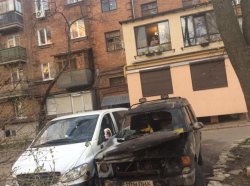 В Харькове сожгли автомобиль волонтеров для армии (фото)