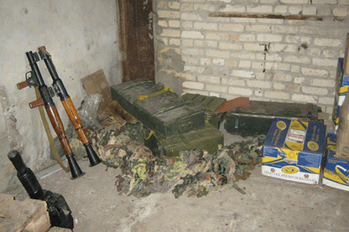 Правоохранители рассказали подробности обнаружения склада с боеприпасами и оружием в Лисичанске (фото)