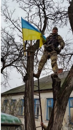 В селе Лопаскино на Луганщине установили украинский флаг (фото)