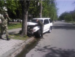 В столице военный за рулем «Форда» врезался в дерево (фото)