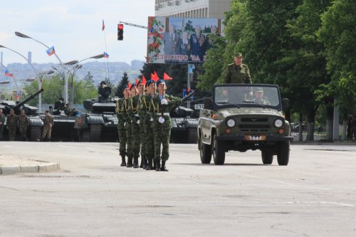 Рашисты провели очередную репетицию «парада» в оккупированном Луганске (ФОТО)