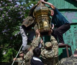 В Луганской области бойцы «Айдара» установили купол и крест на храм