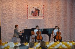 Скрипачи и виолончелисты Луганской области сыграли на одной сцене
