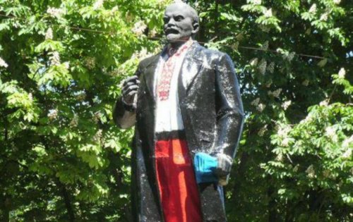 В Волновахе памятник Ленину "одели" в вышиванку и шаровары 