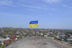 В центре Луганска вывесили флаг Украины