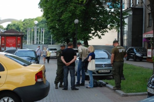 Активисты: В Киеве задержали российских журналистов (фото)