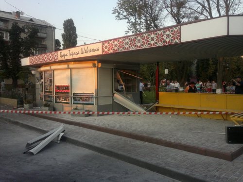 В Броварах под Киевом на остановке произошел взрыв - 1 человек погиб (ФОТО)