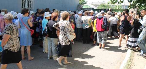 В Краснодоне волонтеры гуманитарного штаба Ахметова ежежневно обслуживают более 250 человек